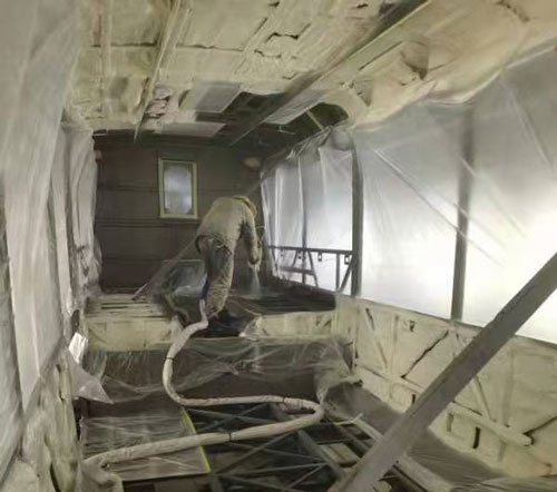 聚氨酯喷涂机 车厢顶棚保温隔热(图4) 车厢顶棚保温隔热聚氨酯喷涂发泡现场