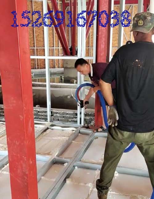 聚氨酯喷涂机活动房屋隔热保温现场施工(图2) 聚氨酯活动房屋隔热保温案例